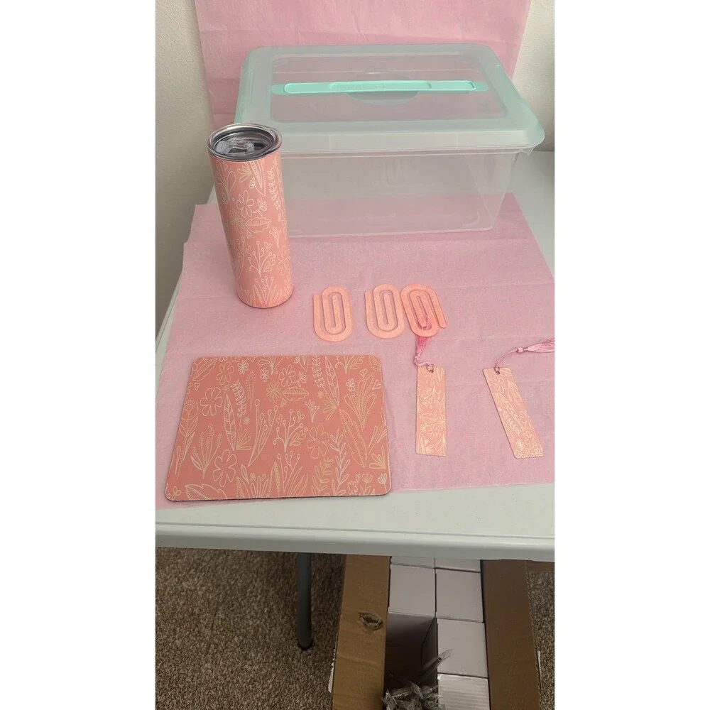 Tumbler‎ with office items